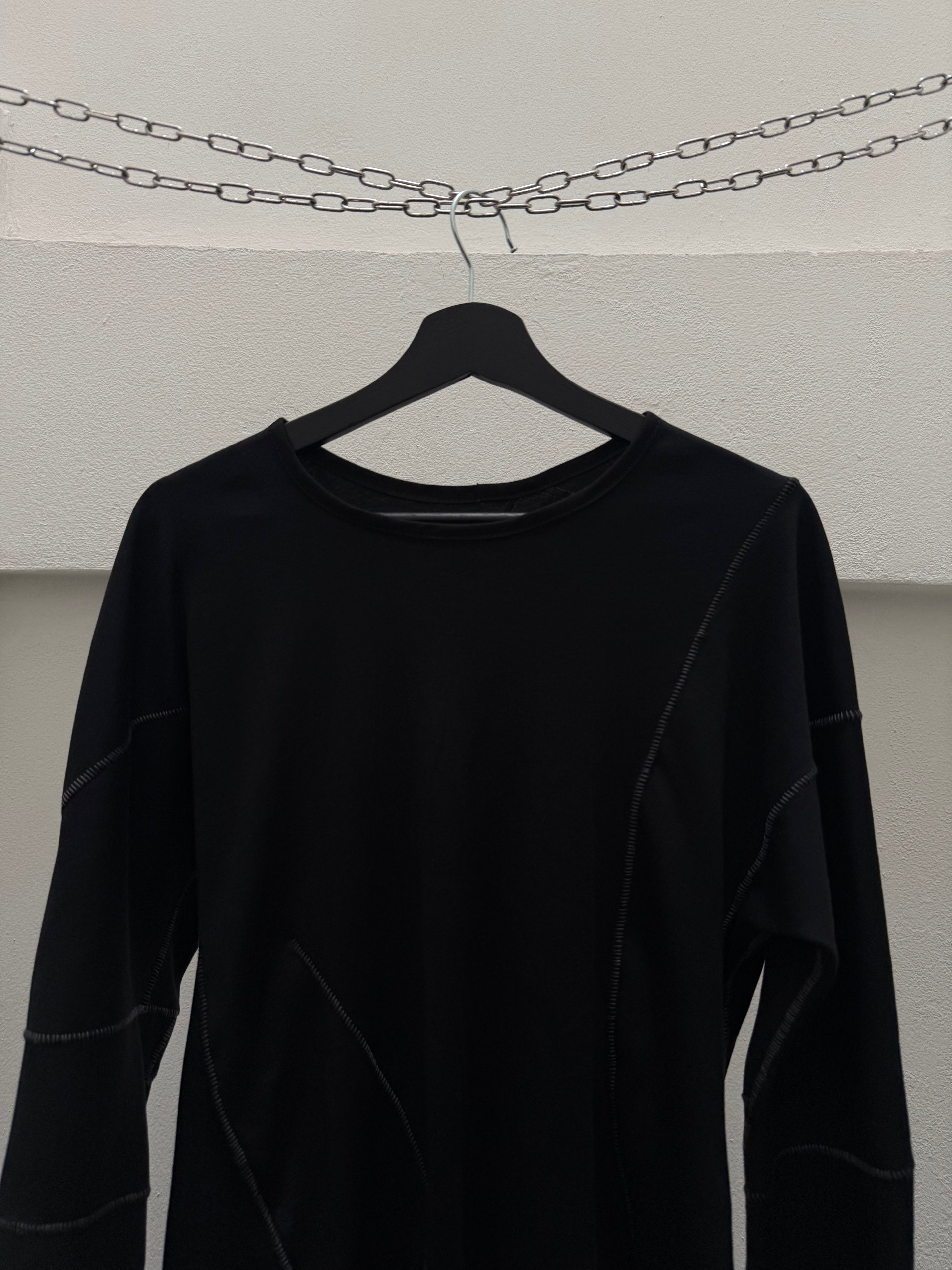 EC0024 - SAL 

Scarstitch Asymmetrical Longsleeve