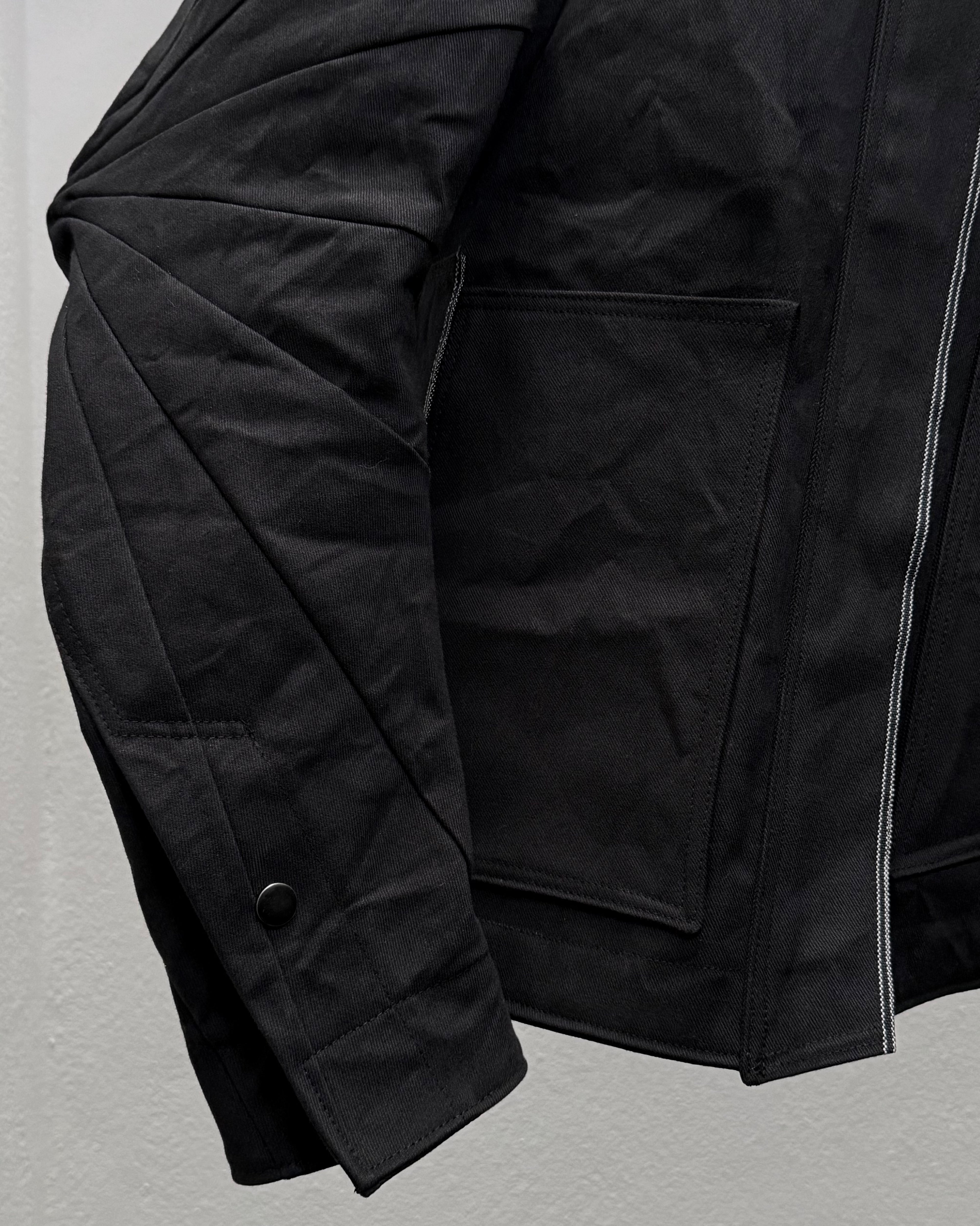 EC008-HSJ

High neck Slanted Jacket