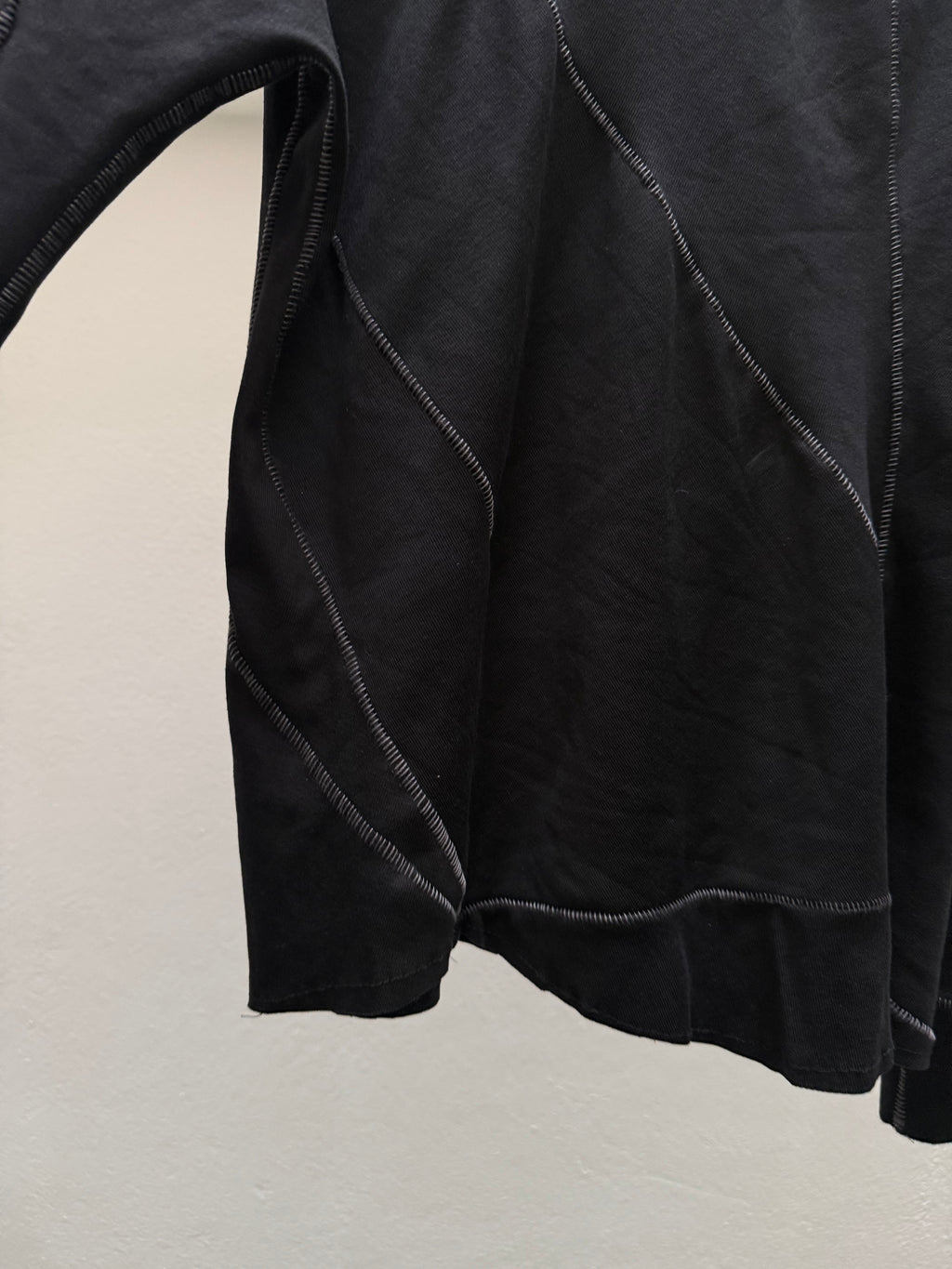 EC0024 - SAL 

Scarstitch Asymmetrical Longsleeve