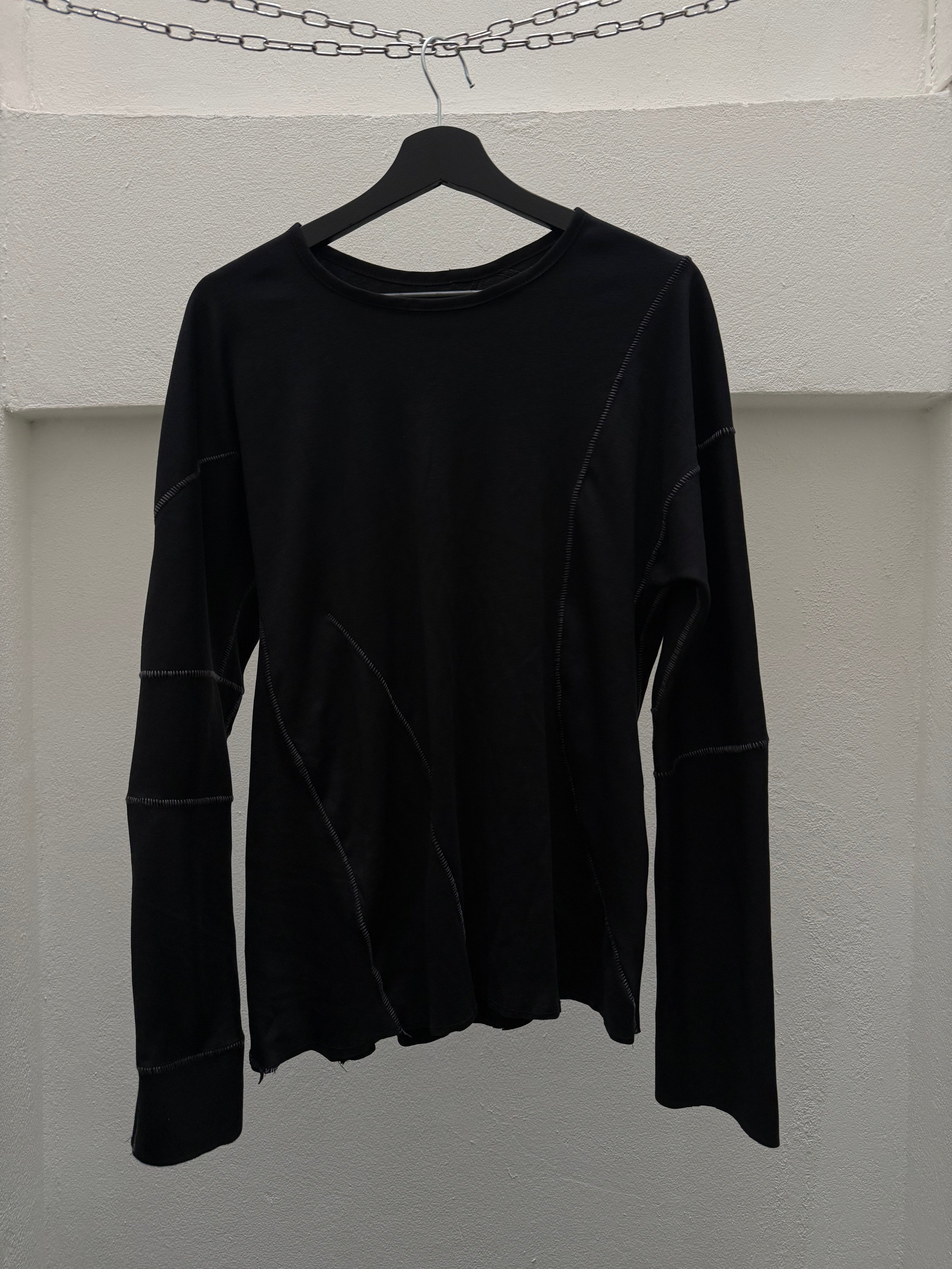 EC0024 - SAL 

Scarstitch Asymmetrical Longsleeve