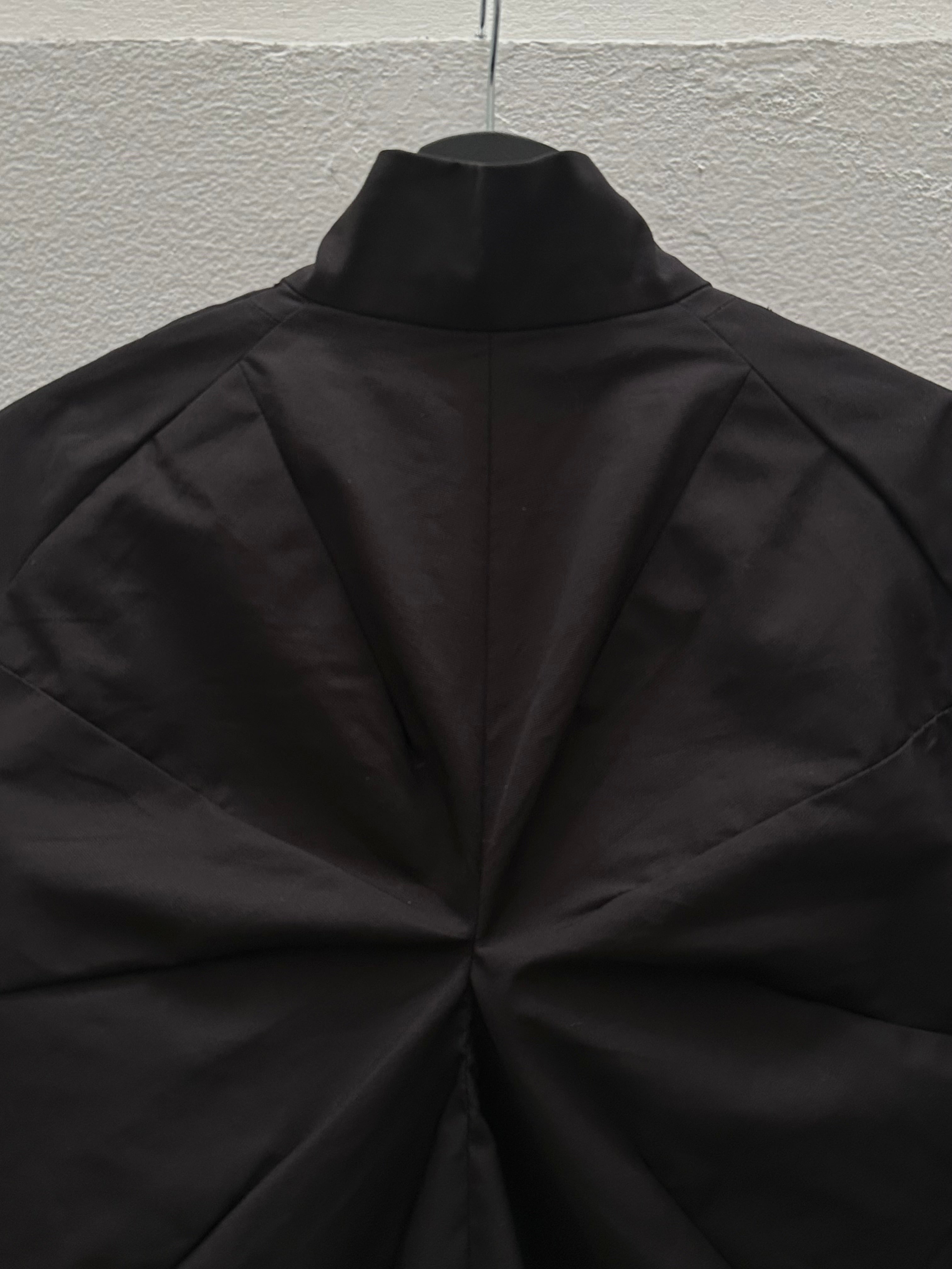 EC002 - ACJ

Anatomical Curvature Jacket