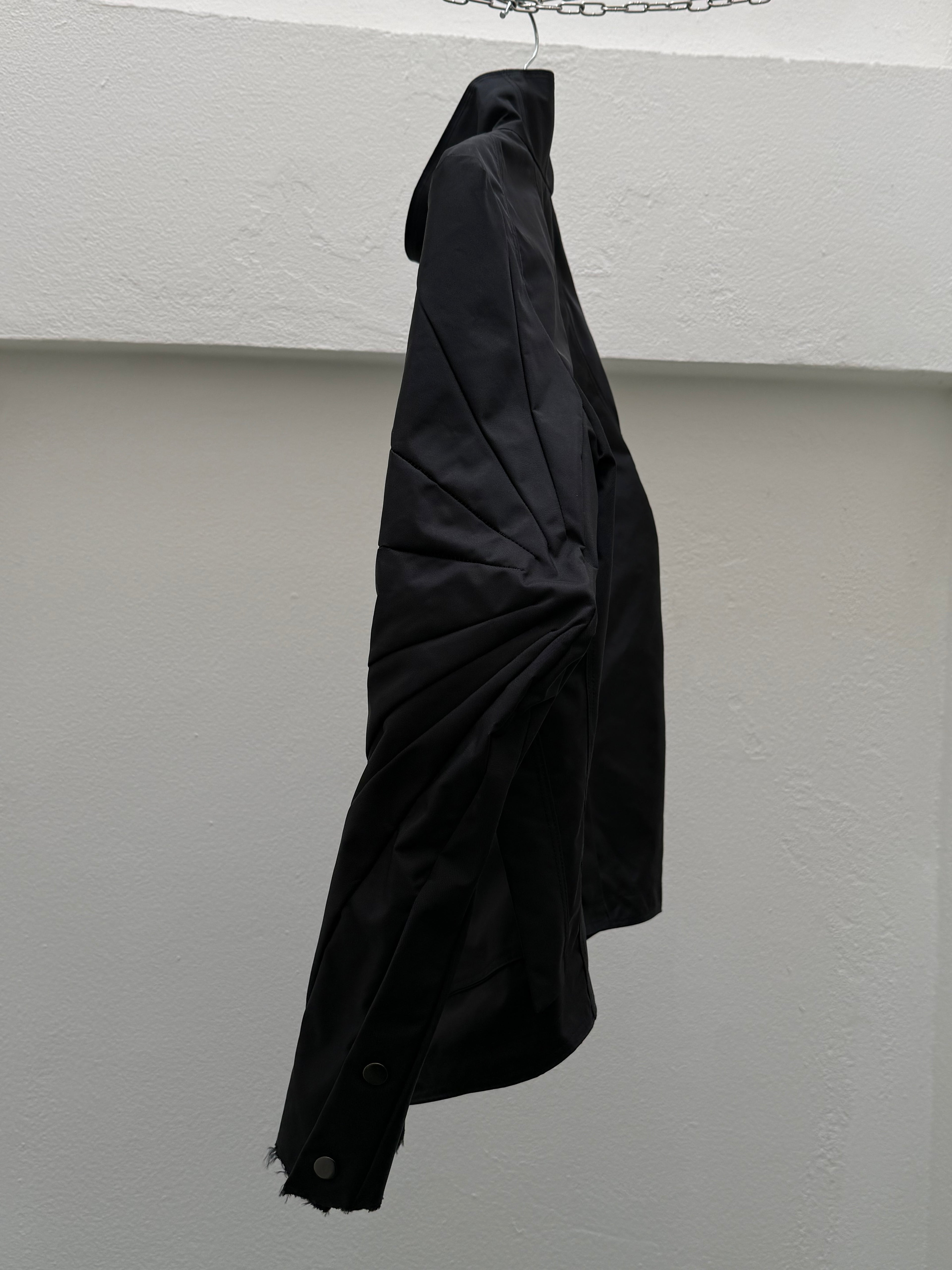 EC007- ISJ

Interlinked Slanted Jacket