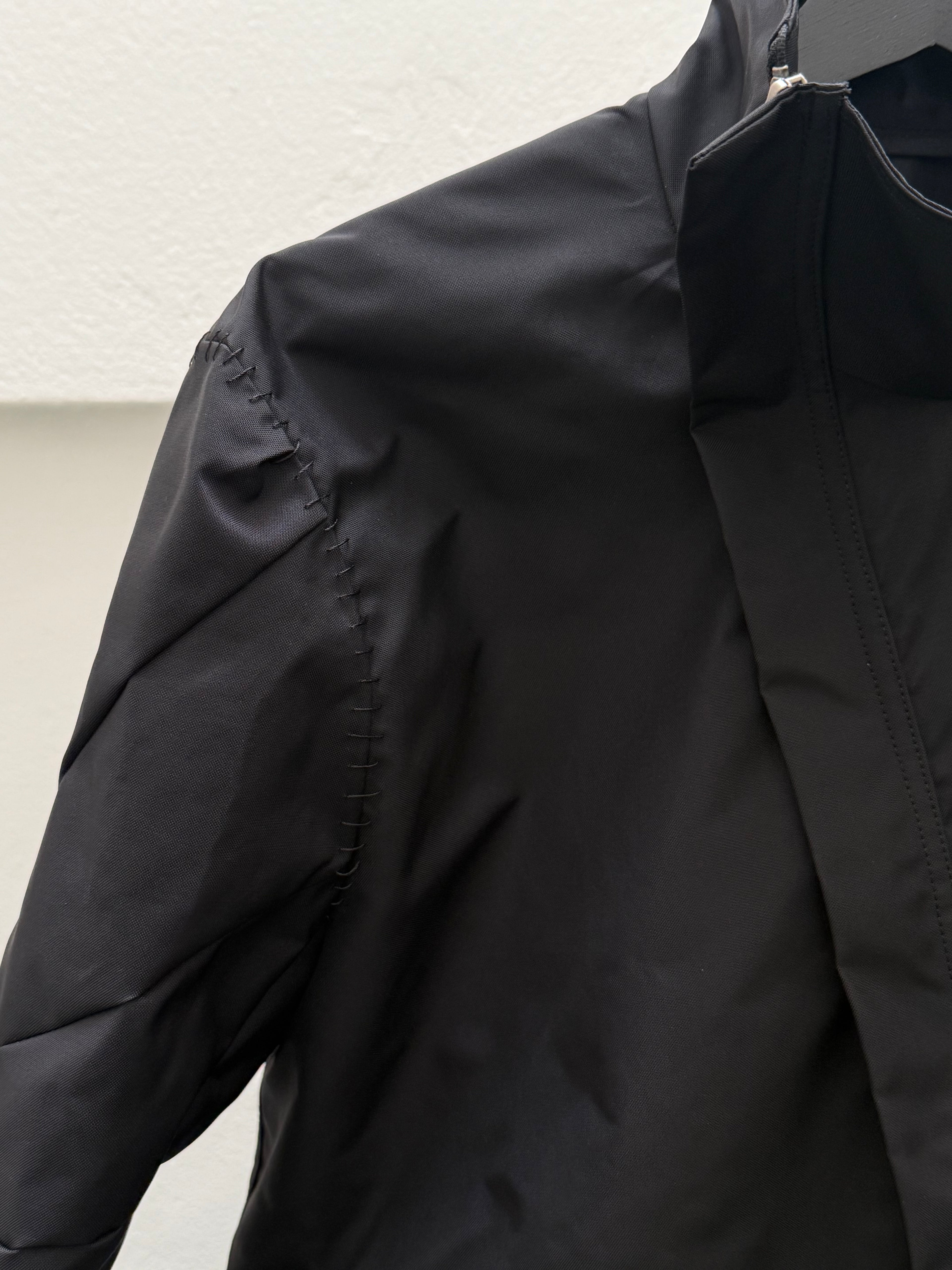 EC007- ISJ

Interlinked Slanted Jacket
