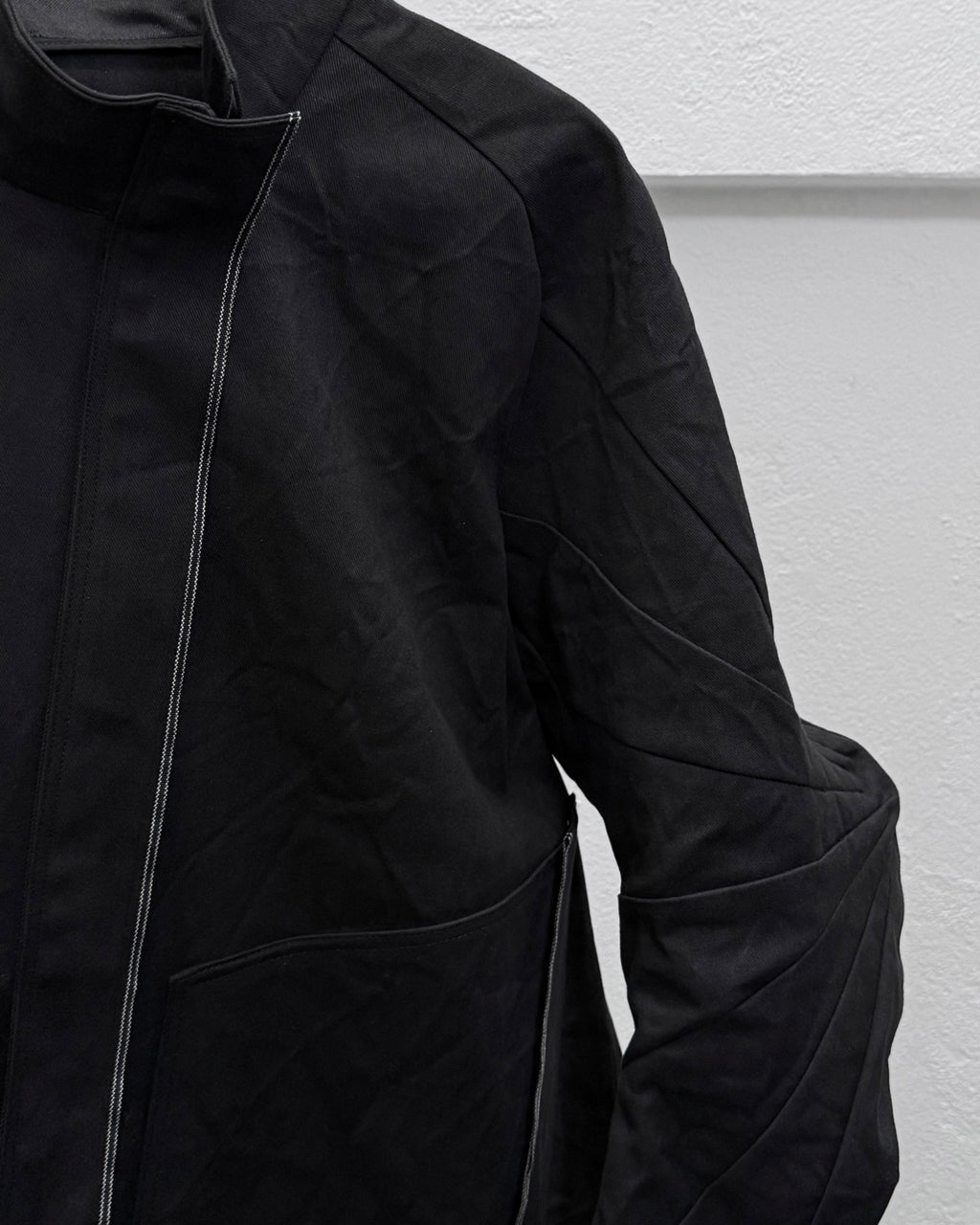EC008-HSJ

High neck Slanted Jacket