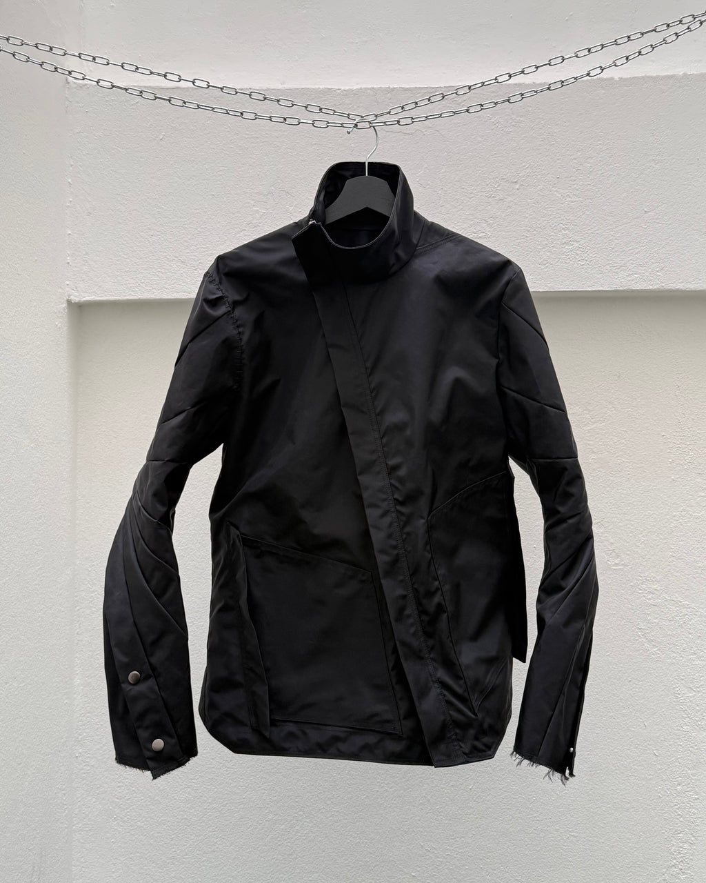 EC007- ISJ

Interlinked Slanted Jacket