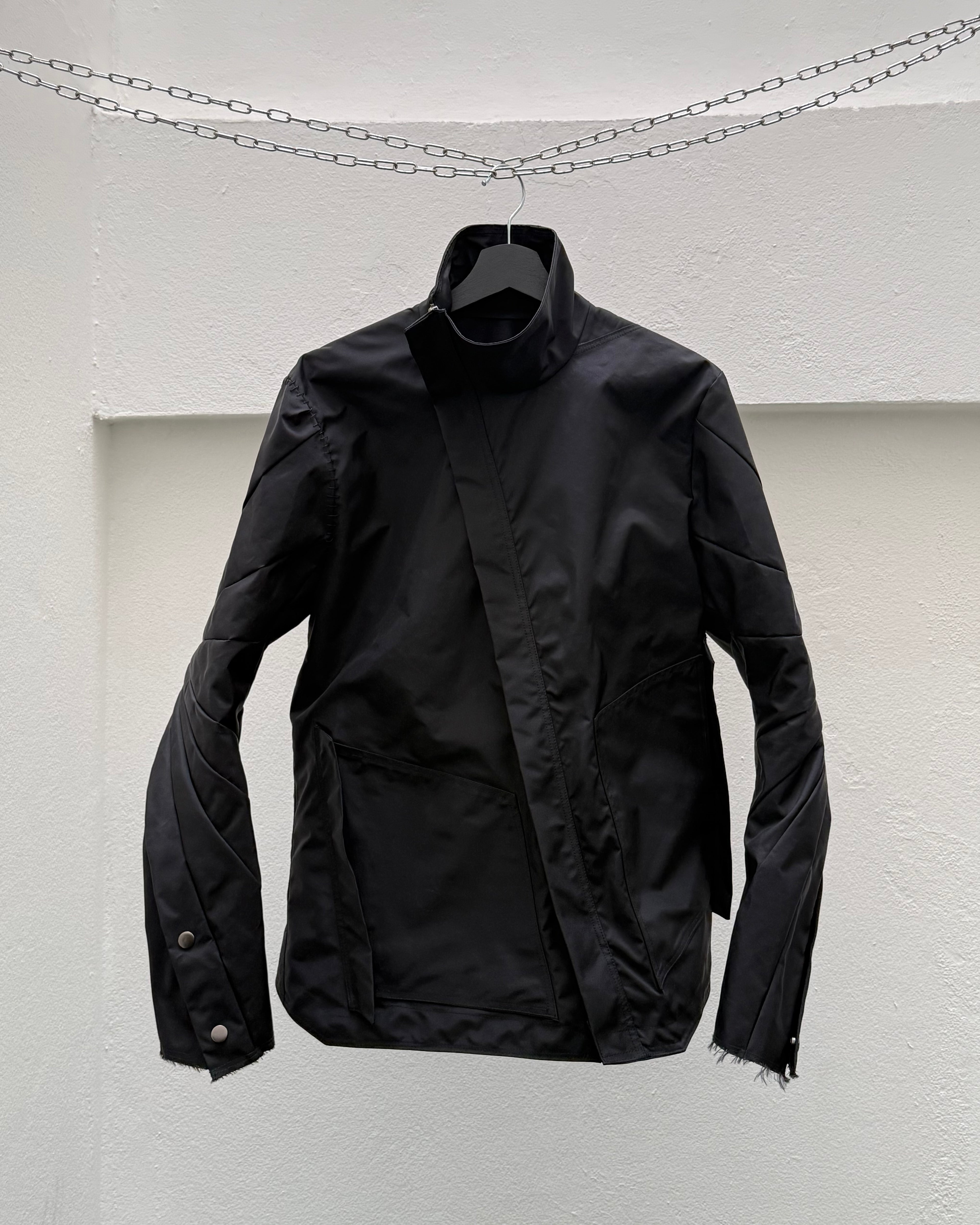 EC007- ISJ

Interlinked Slanted Jacket