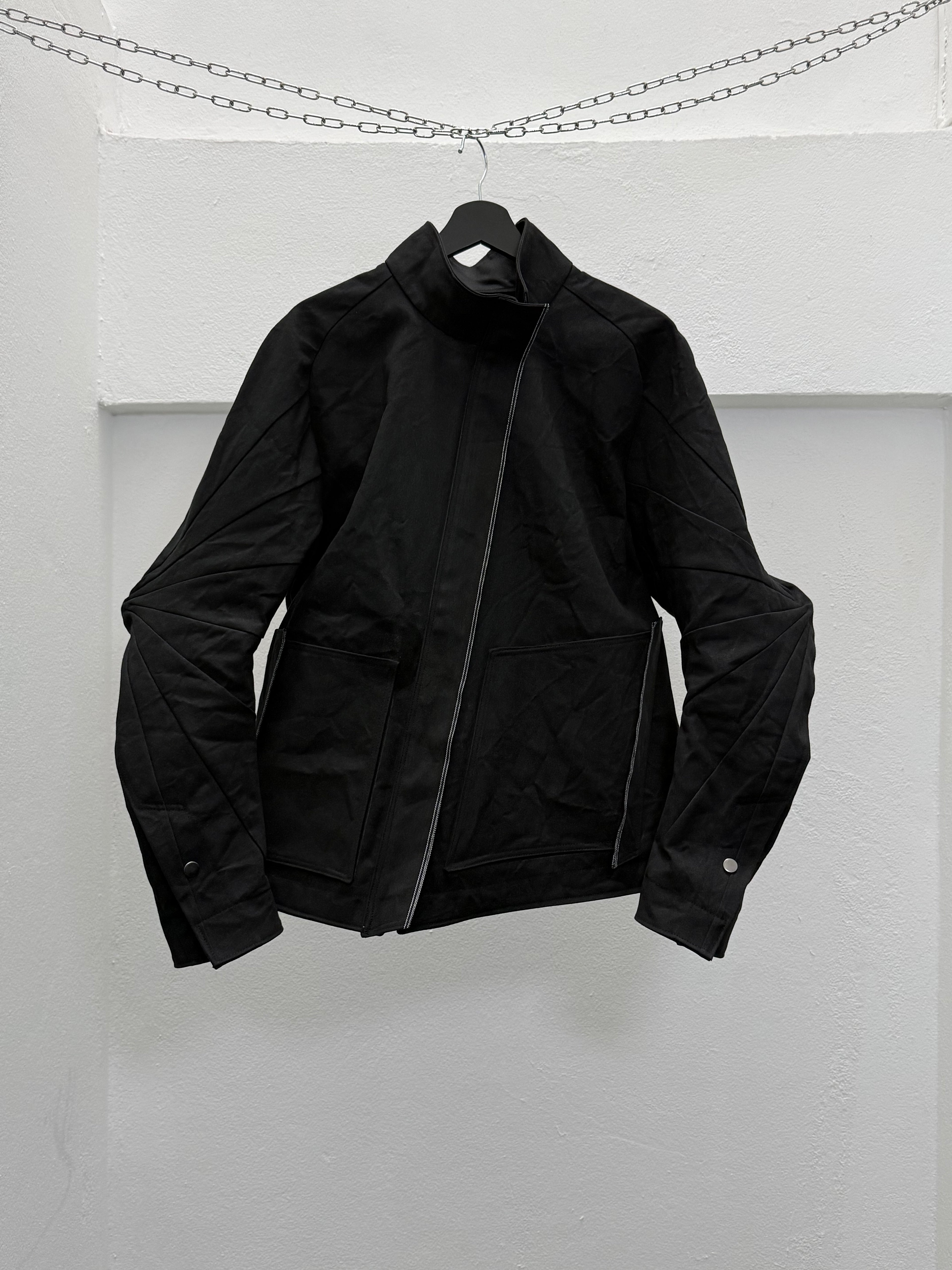 EC008-HSJ

High neck Slanted Jacket