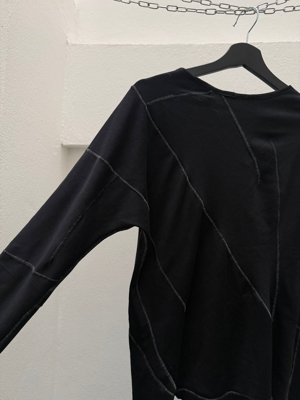 EC0024 - SAL 

Scarstitch Asymmetrical Longsleeve