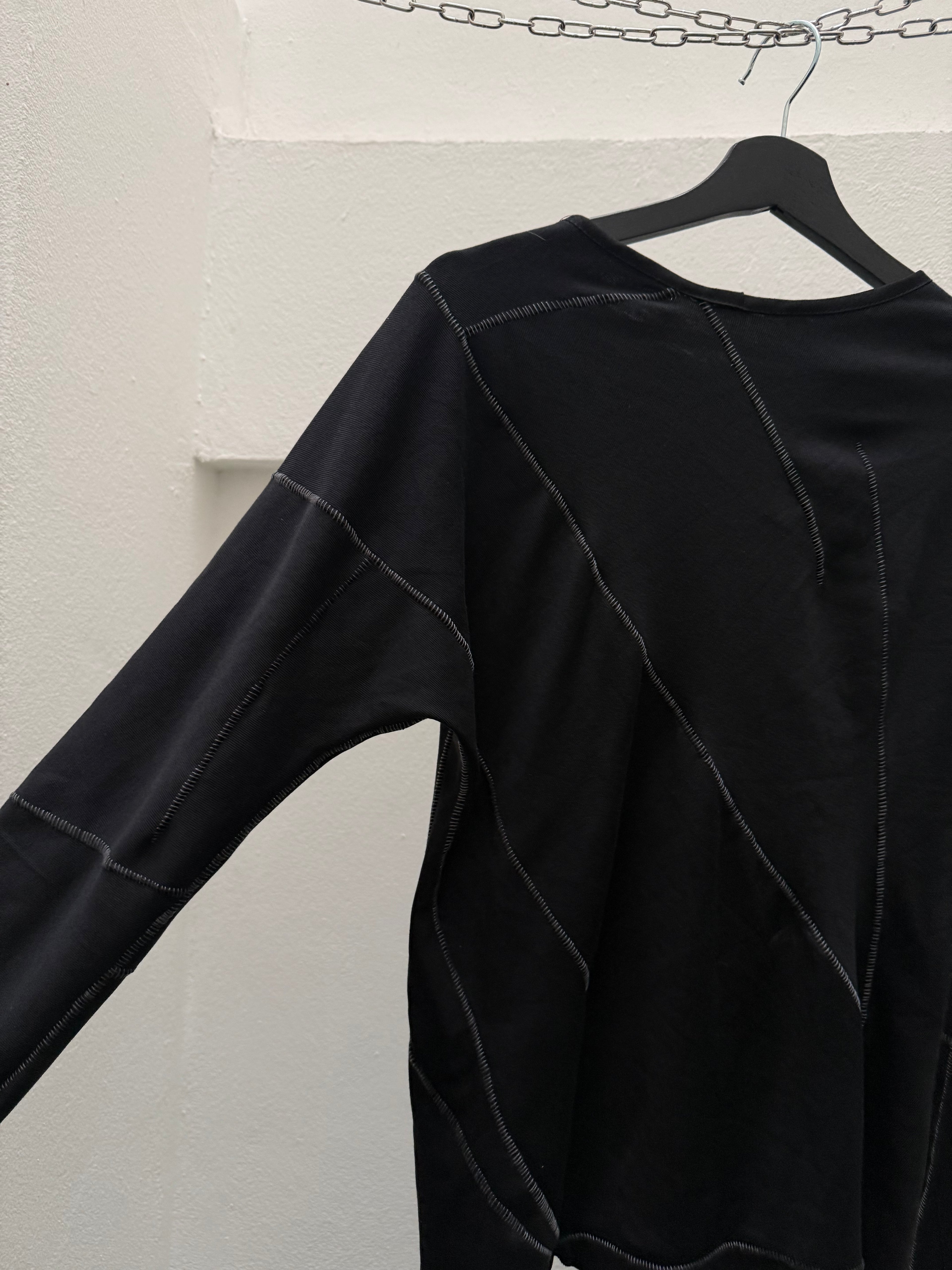 EC0024 - SAL 

Scarstitch Asymmetrical Longsleeve
