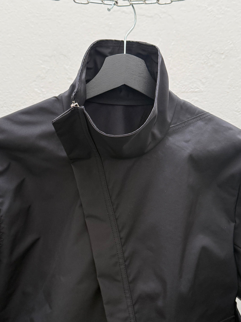EC007- ISJ

Interlinked Slanted Jacket