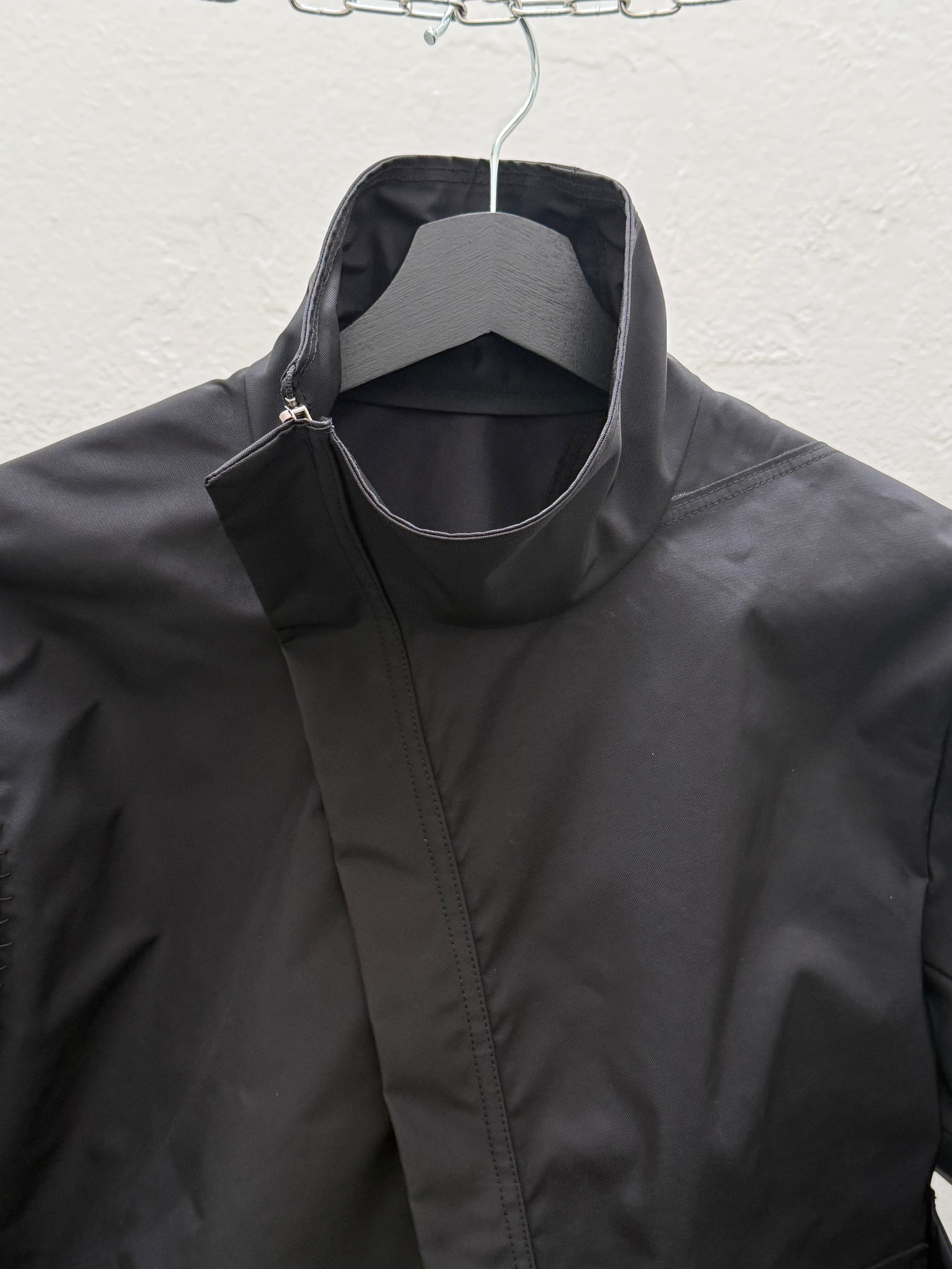 EC007- ISJ

Interlinked Slanted Jacket