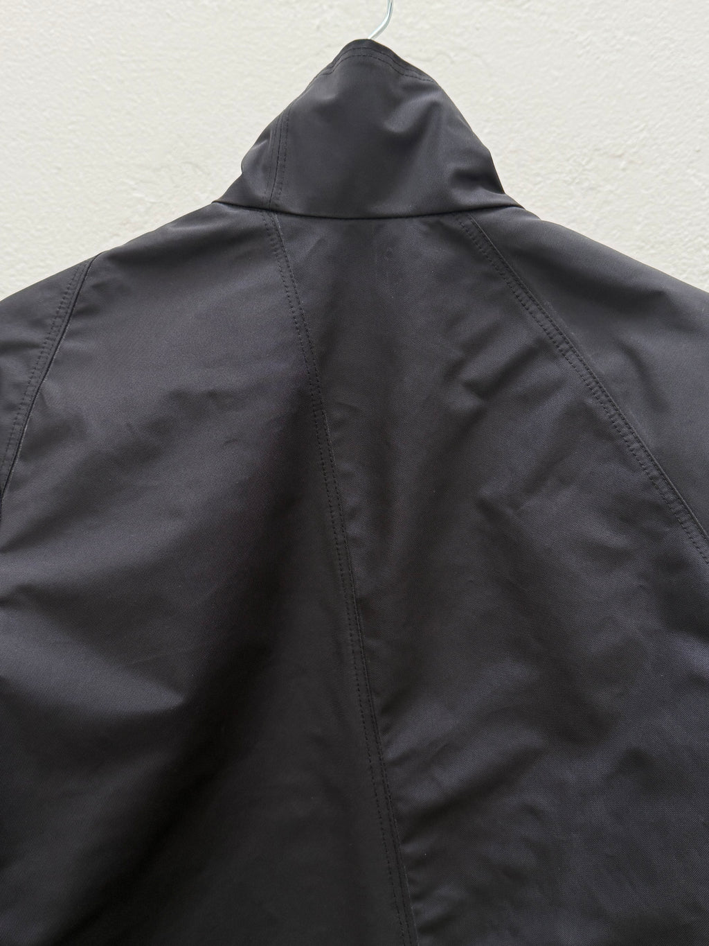 EC007- ISJ

Interlinked Slanted Jacket
