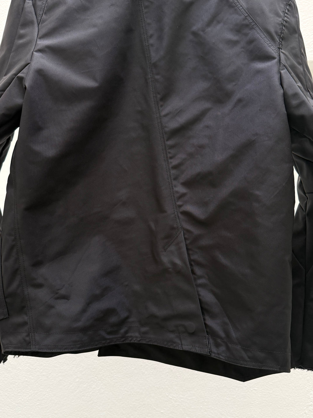 EC007- ISJ

Interlinked Slanted Jacket