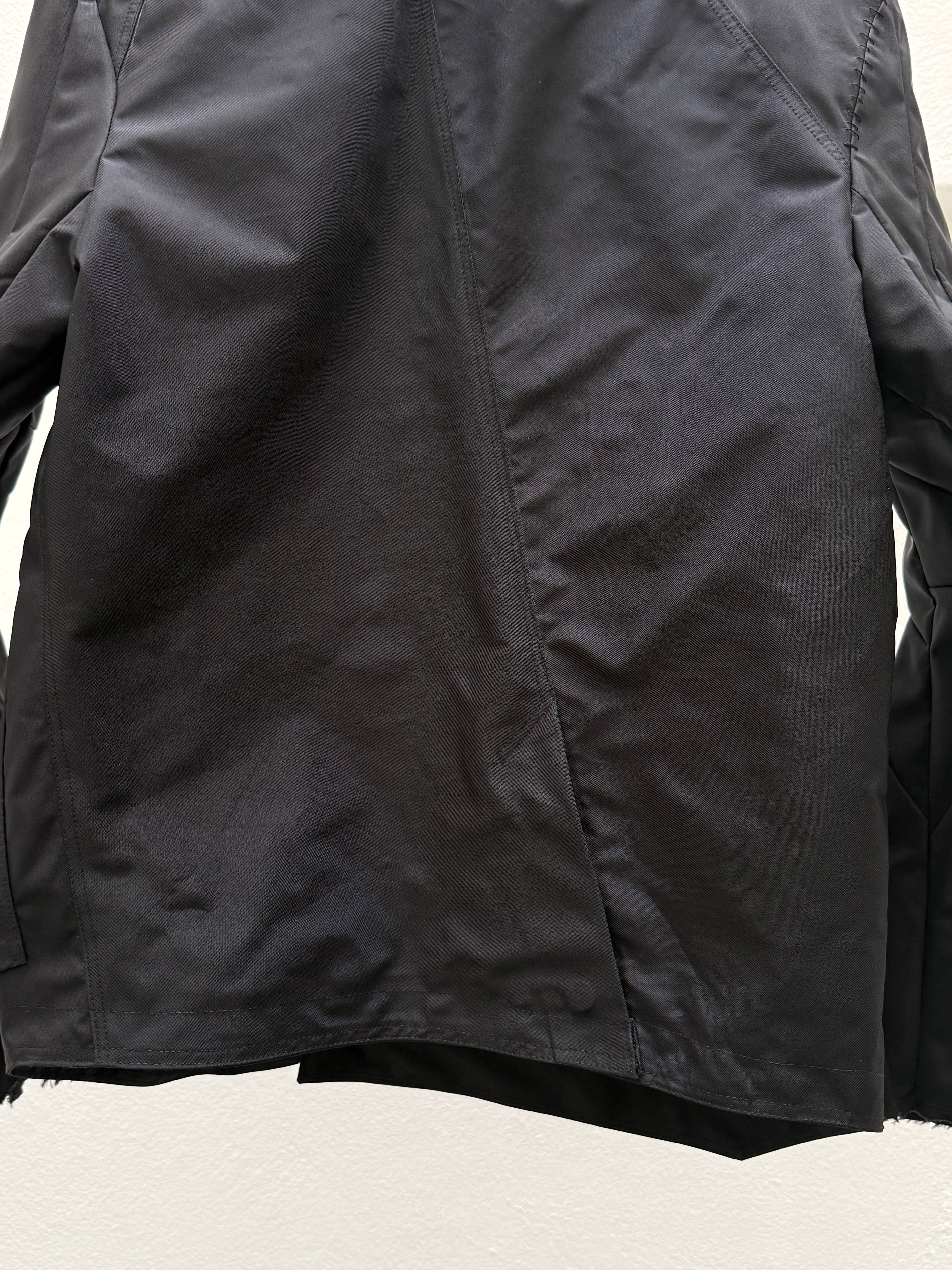 EC007- ISJ

Interlinked Slanted Jacket