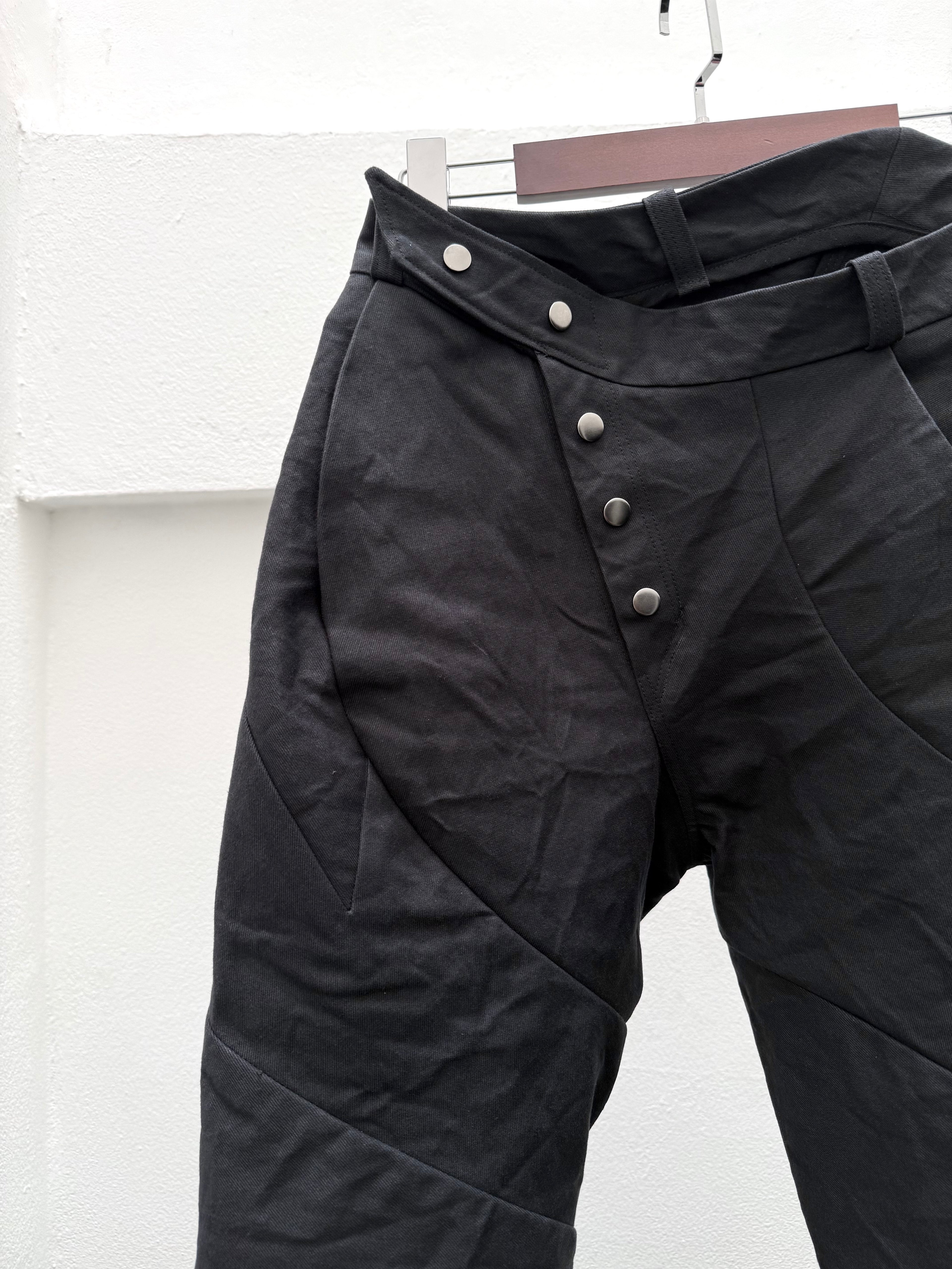 EC0019/TS – SSS
Slanted Spiral Selvedge Trousers