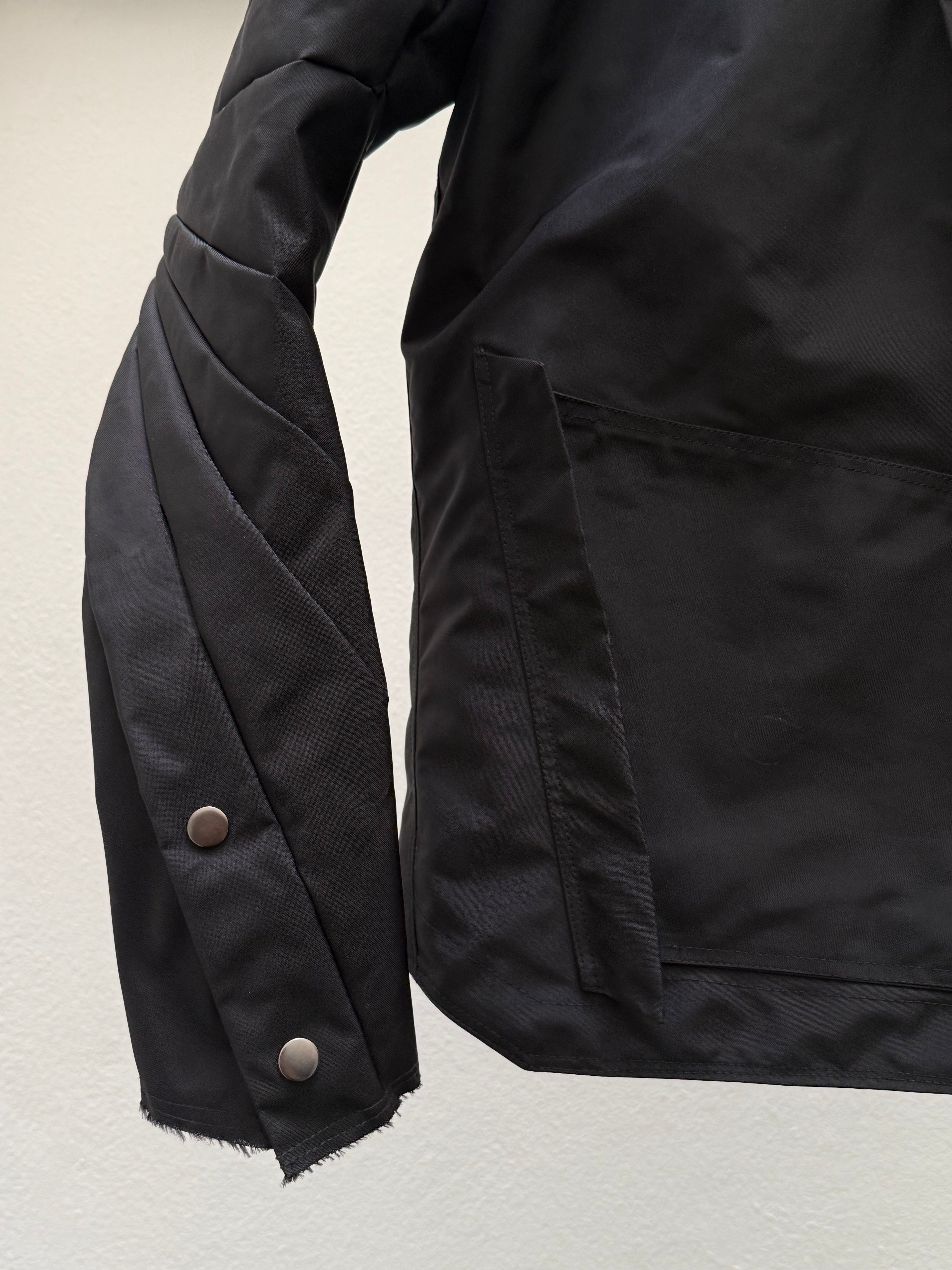 EC007- ISJ

Interlinked Slanted Jacket