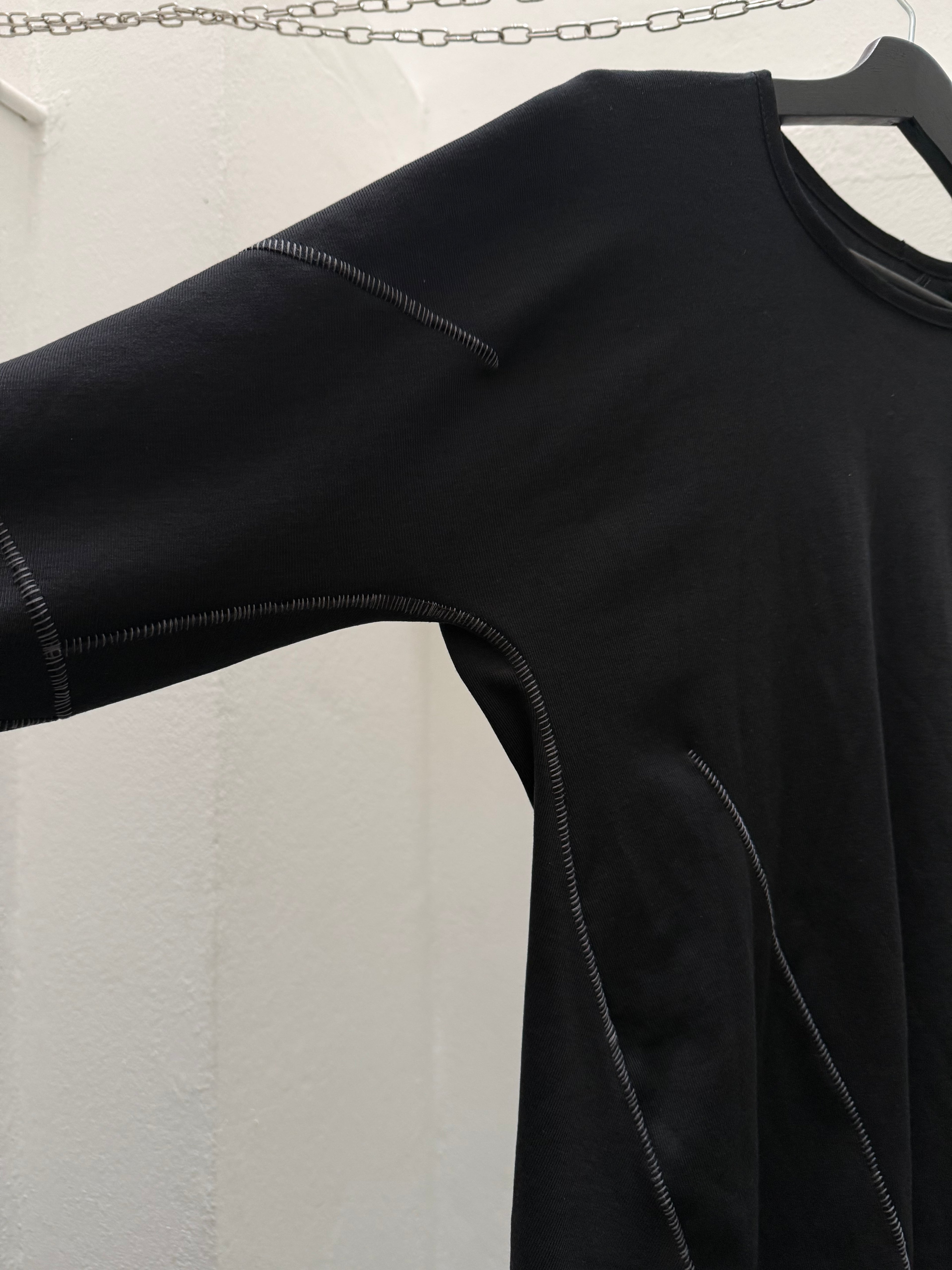 EC0024 - SAL 

Scarstitch Asymmetrical Longsleeve