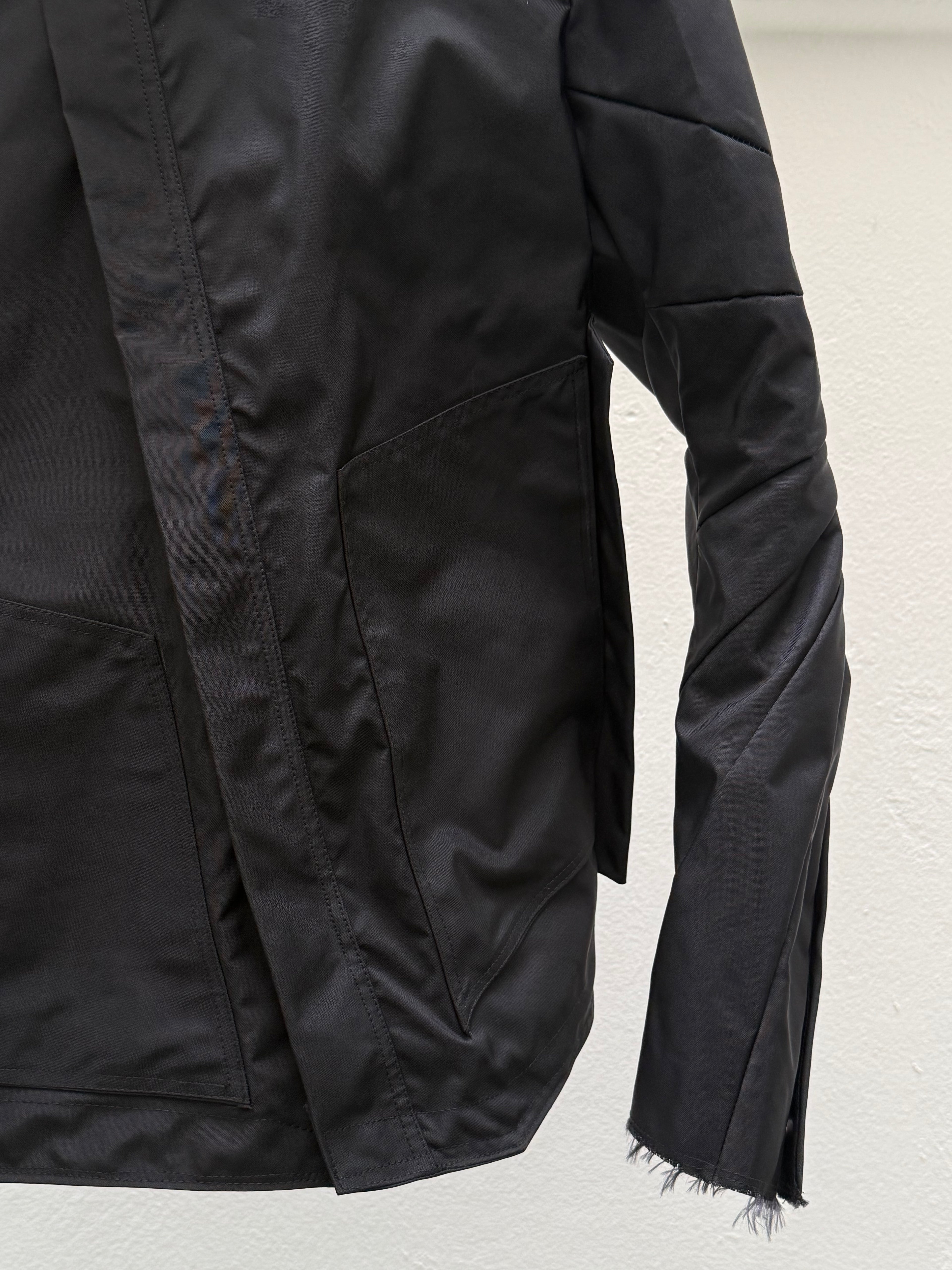 EC007- ISJ

Interlinked Slanted Jacket