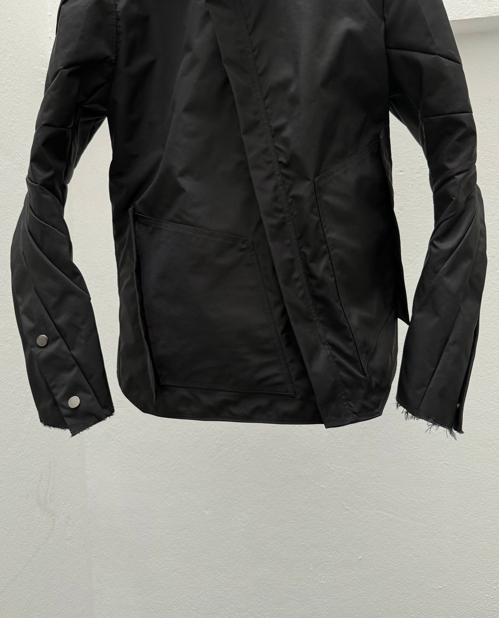 EC007- ISJ

Interlinked Slanted Jacket