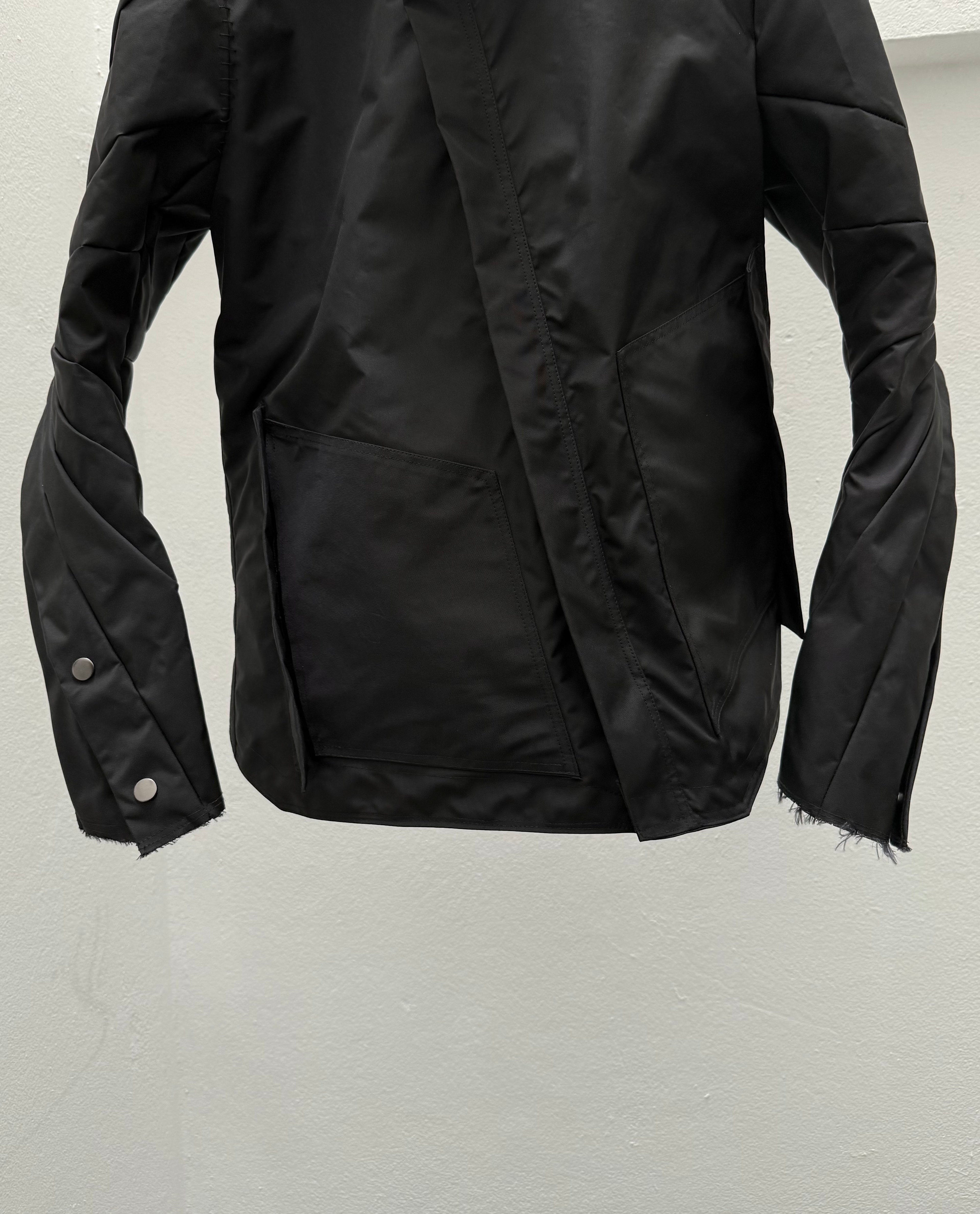 EC007- ISJ

Interlinked Slanted Jacket