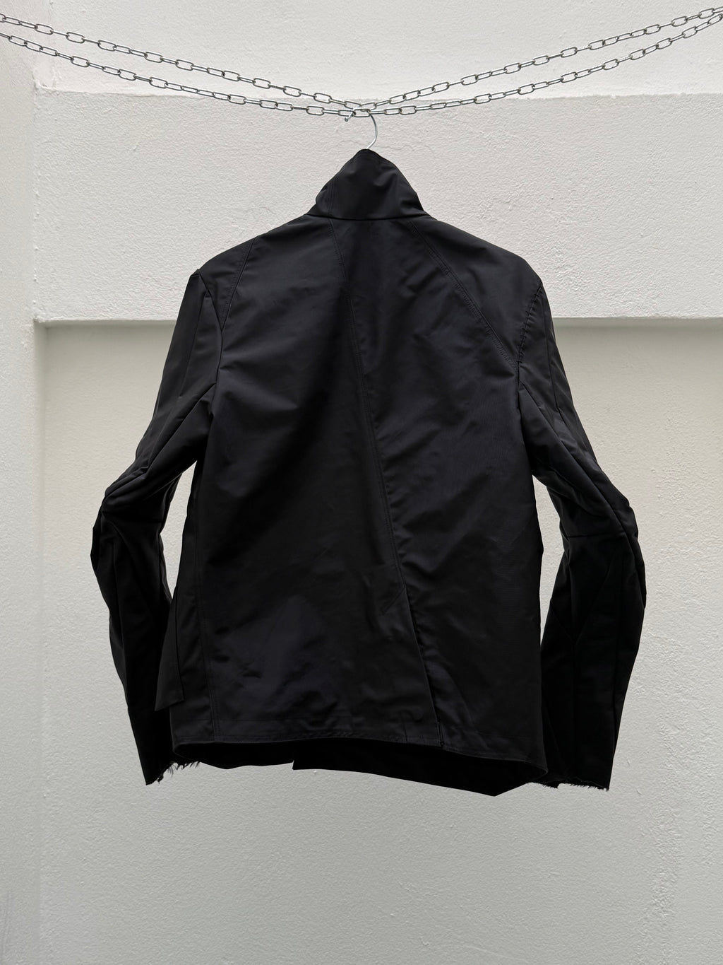 EC007- ISJ

Interlinked Slanted Jacket