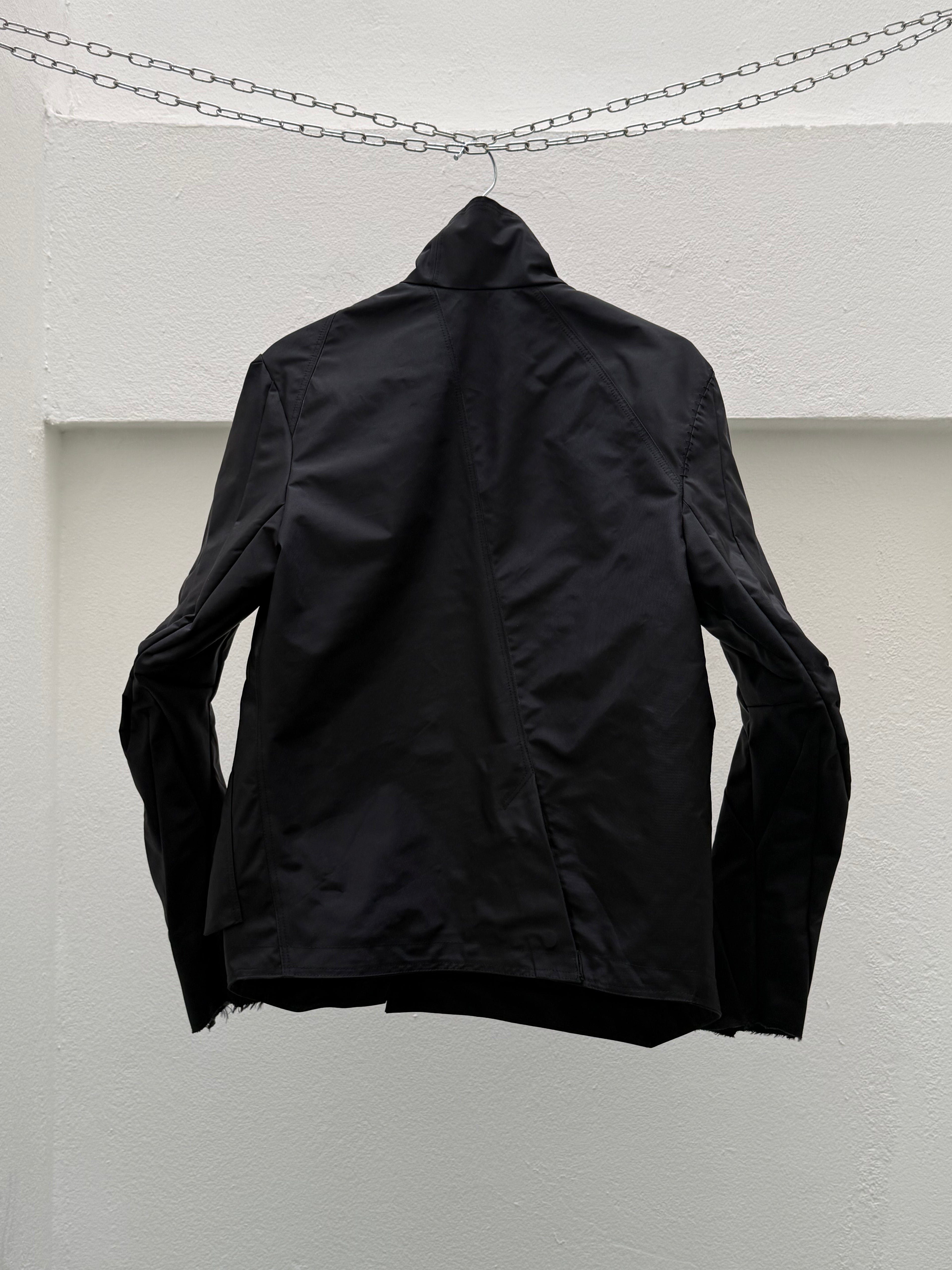EC007- ISJ

Interlinked Slanted Jacket