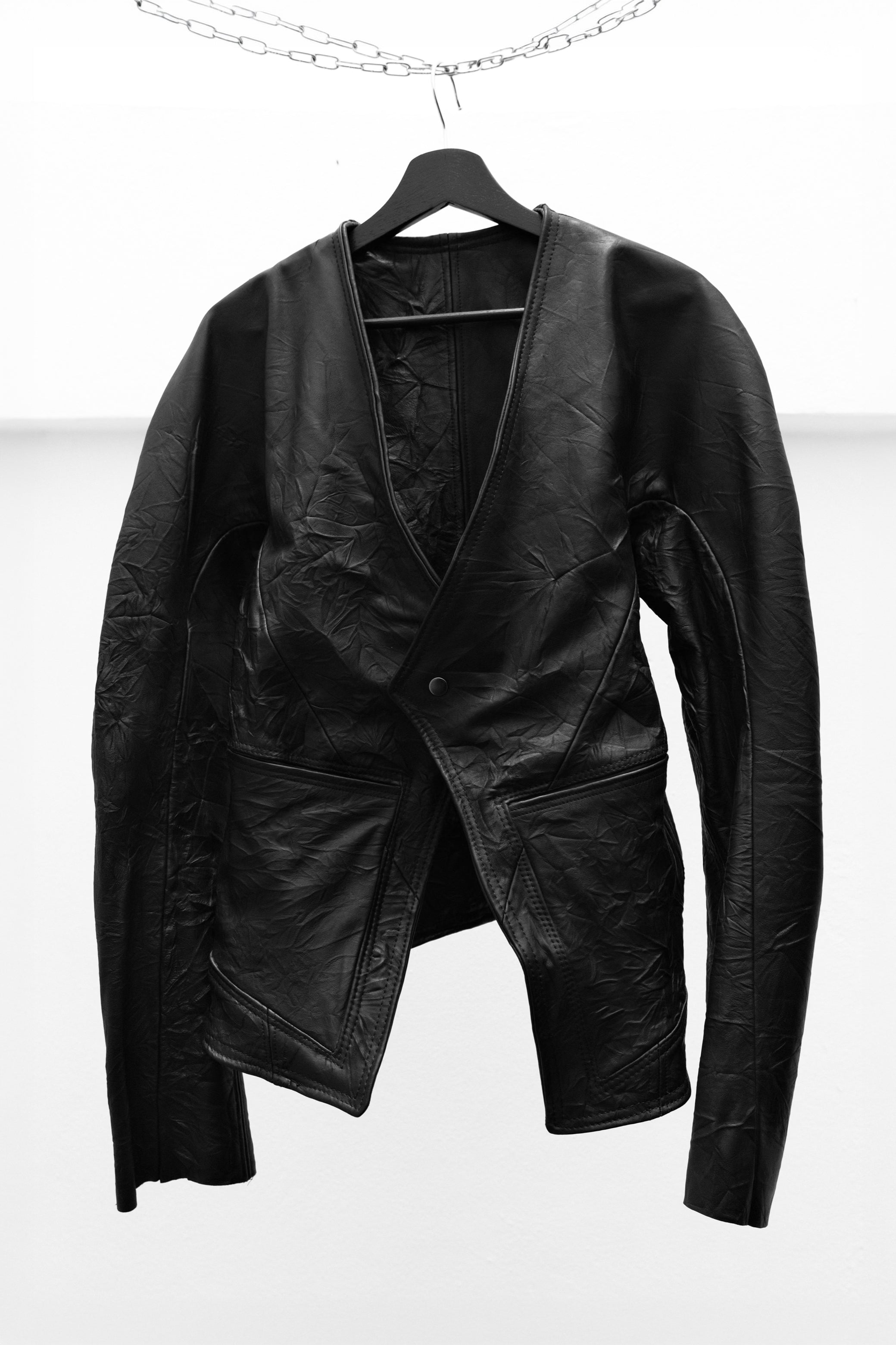 EC0013 - CCB
Collarless Crossform Blazer