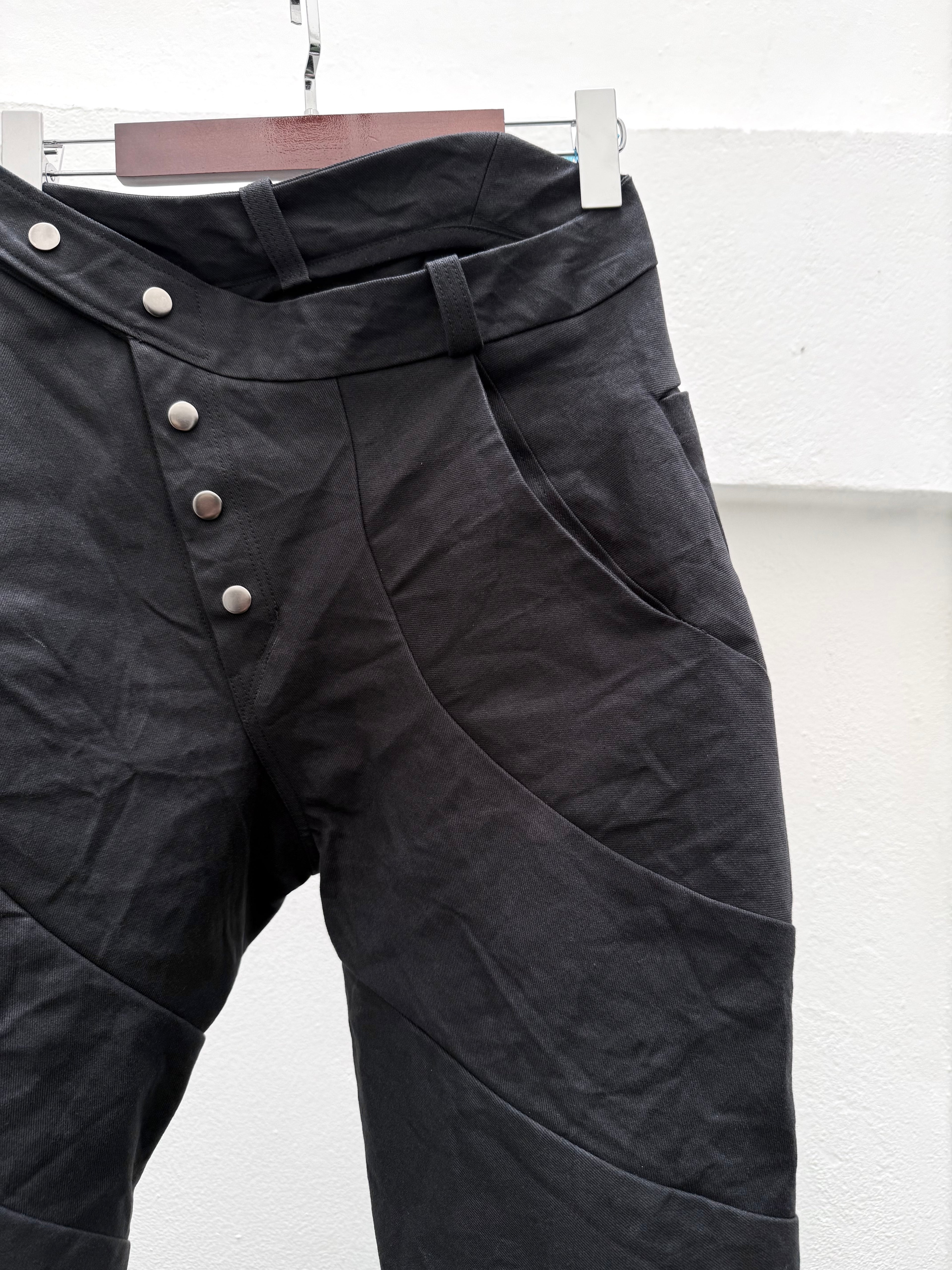 EC0019/TS – SSS
Slanted Spiral Selvedge Trousers